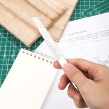 得力 2053 金屬外殼小號(hào)美工刀 9mm 黑色